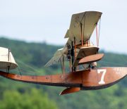 Wasserflug mit Oldtimer-Racern